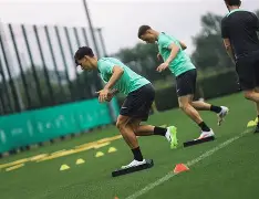 埃因霍温训练开放日，窗口期战术微调引欢呼，德甲在即，心理建设被强调(埃因霍温43进欧冠16强)